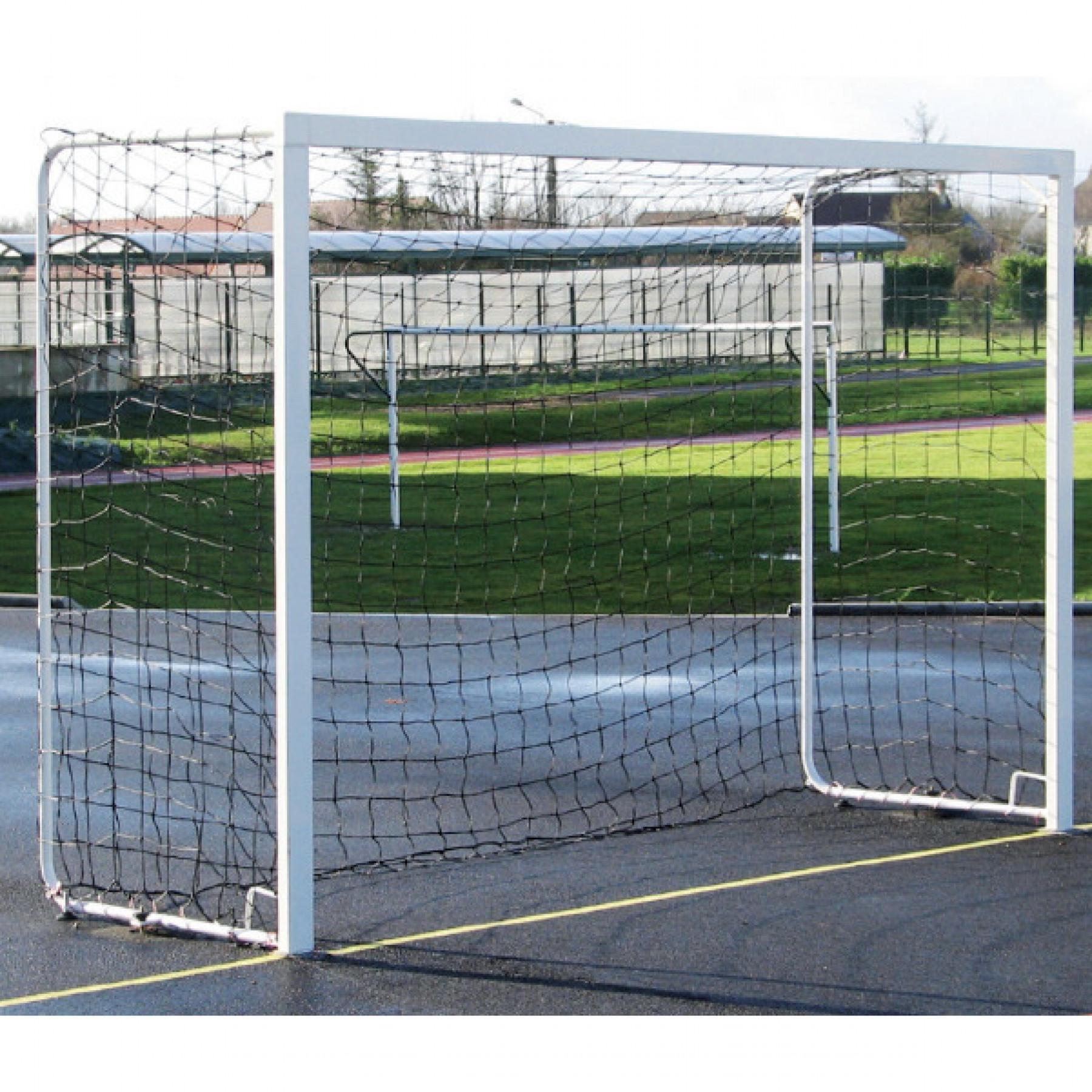 Ett par handbollsmål för utomhusbruk ska förseglas på plats Sporti France